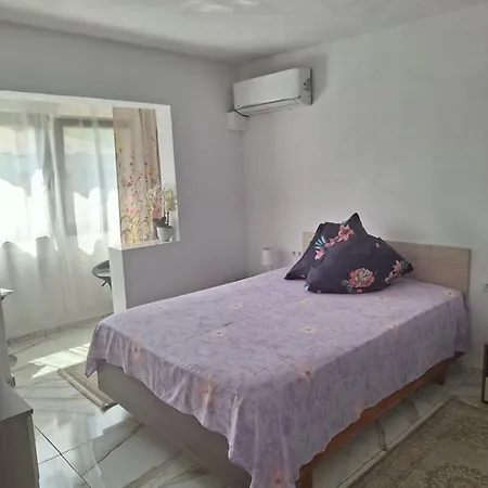 Iris Apartment *